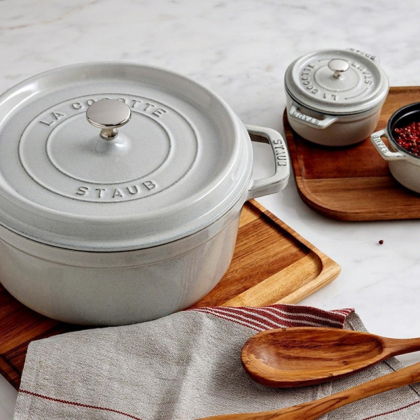 Кокот круглый 28 см, 6,7 л, белый трюфель, Staub La Cocotte (11028107) Кокот круглый 28 см, 6,7 л, белый трюфель, Staub La Cocotte (11028107)