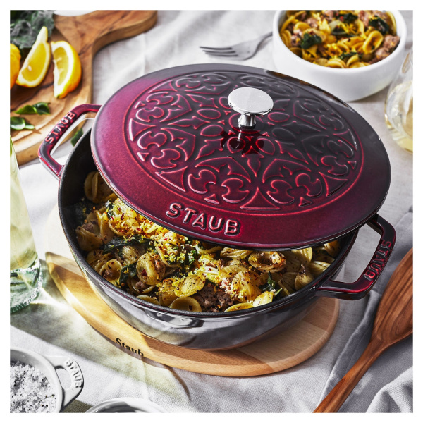 Кокот STAUB Лилия 26 см, 4,9 л, гранатовый (11212687) Кокот STAUB Лилия 26 см, 4,9 л, гранатовый (11212687)
