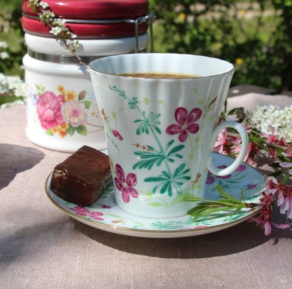 Чашка с блюдцем кофейная Комарики (Одуванчик) 175 мл, Императорский фарфоровый завод (ЛФЗ) 81.13744.00.1