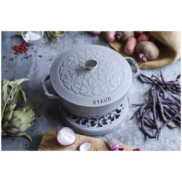 Кокот STAUB Лилия 24 см, 3,6 л, серый графит (11212418) Кокот STAUB Лилия 24 см, 3,6 л, серый графит (11212418)