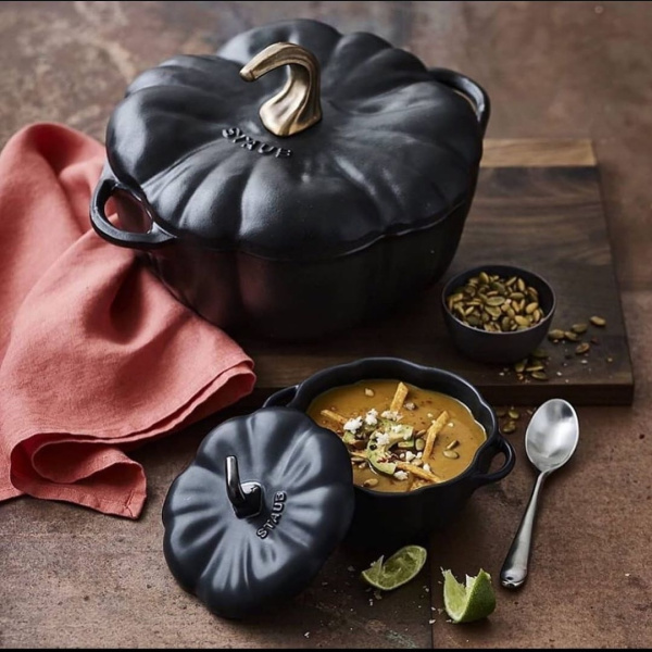 Кокот мини Тыква 12,2 см (0,5 л) Staub Ceramic, черный (40508-548) Кокот мини Тыква 12,2 см (0,5 л) Staub Ceramic, черный (40508-548)