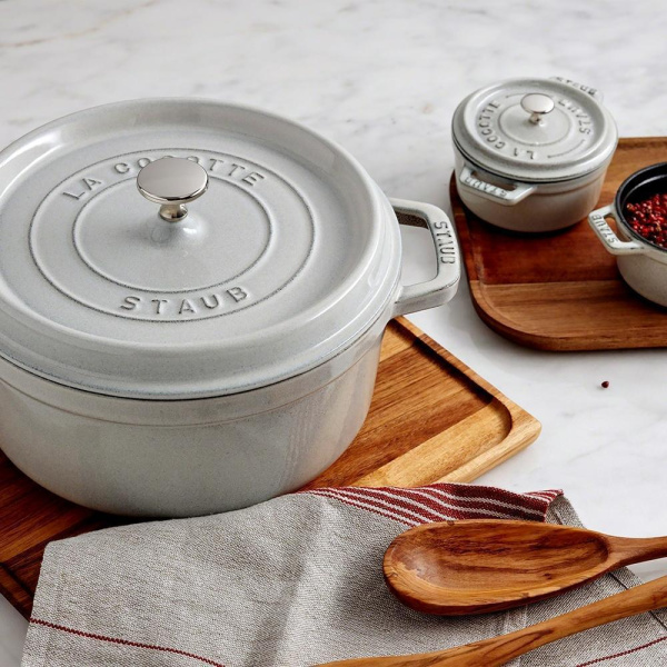 Кокот круглый 24 см, 3,8 л, белый трюфель, Staub La Cocotte (11024107) Кокот круглый 24 см, 3,8 л, белый трюфель, Staub La Cocotte (11024107)